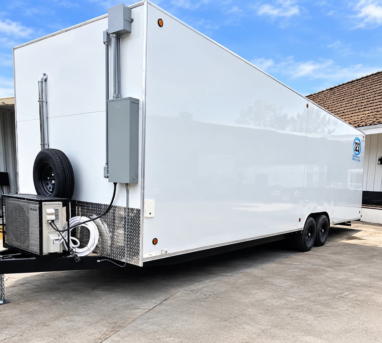 Conveyor dishwashing trailer exterior