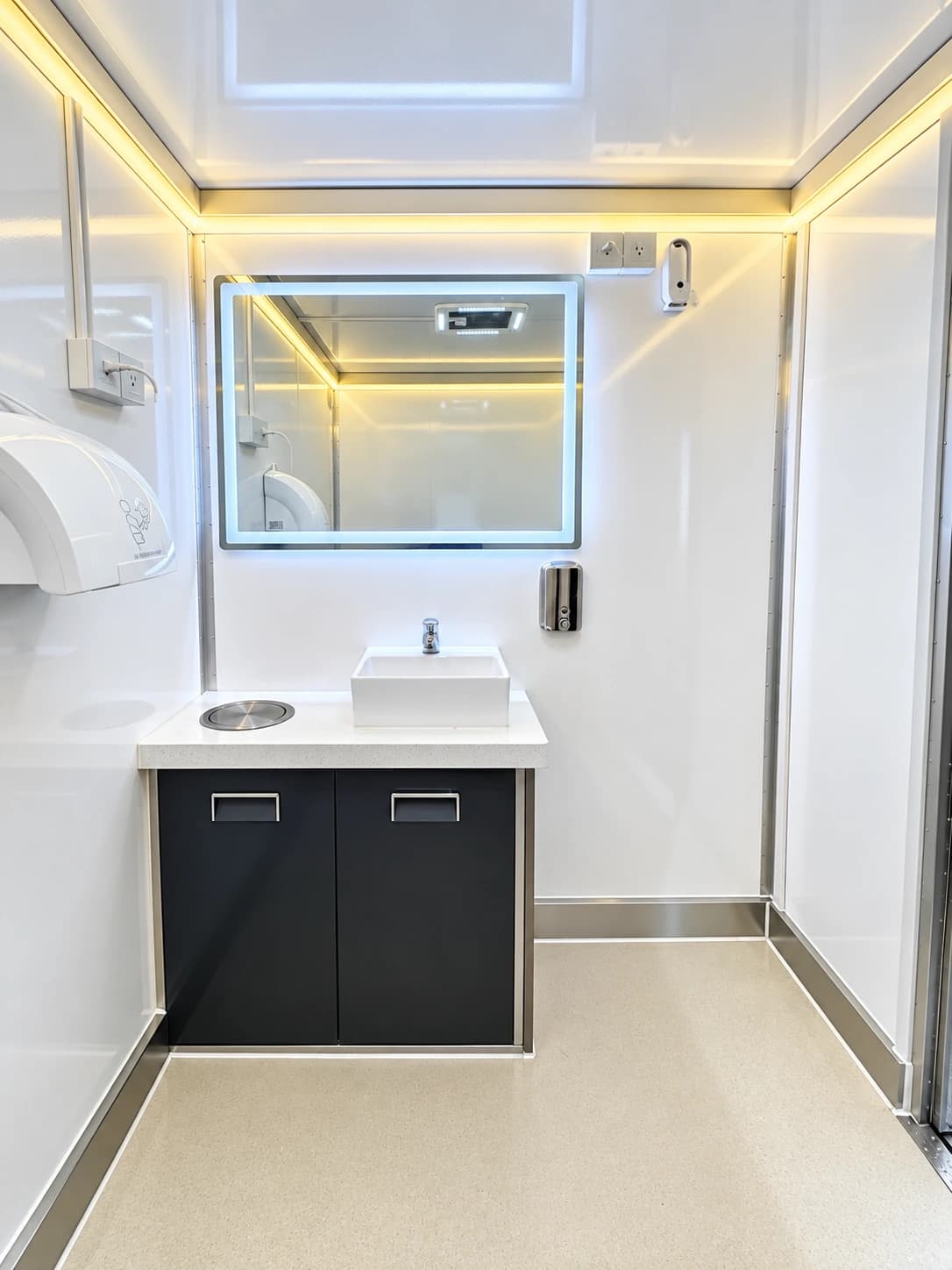 Portable hygiene trailer with a row of washbasins